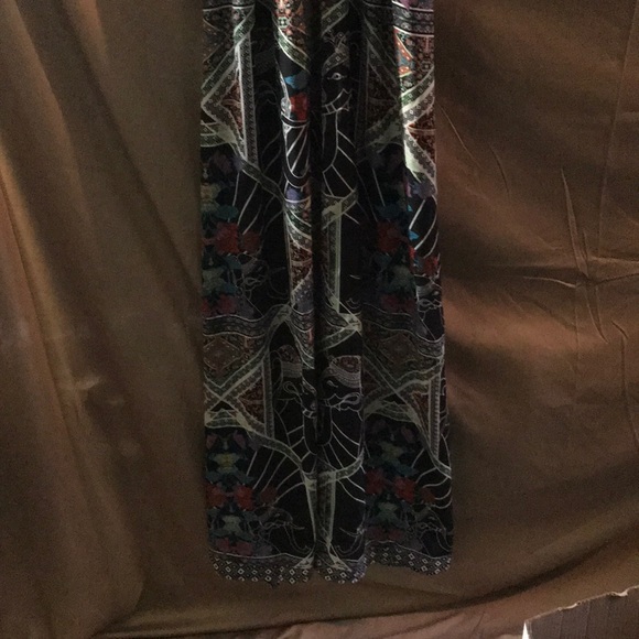 V-neck patterned maxi dress with cross back - Picture 2 of 4